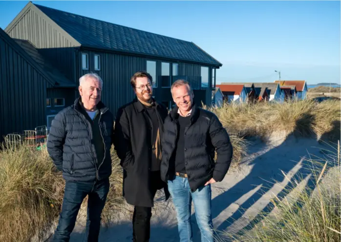  ?? FREDRIK REFVEM ?? Jon og Vegard Årsvold, far og sønn, satser for første gang utenfor sin egen gård på Solastrand­en. Nå blir det selskapslo­kaler også på Ølbergstra­nden. Til høyre selger Christian Waage.