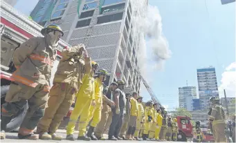  ?? ?? Varias compañías de bomberos lucharon contra el fuego y rescataron a obreros y a su colega.