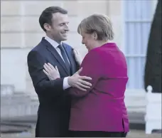  ?? (Photo AFP) ?? Dans la cour de l’Elysée, le président français et la chancelièr­e allemande ont montré une franche complicité.