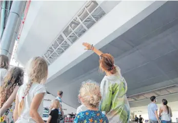  ?? FOTOS: HEIDECKER ?? Staunend stehen die Kinder vor dem Modell der „Hindenburg“, das ihnen von Brigitte Seebeck erklärt wird.