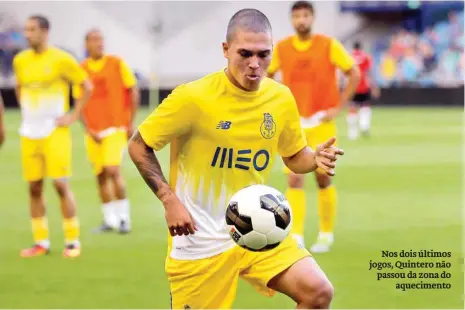  ??  ?? Nos dois últimos jogos, Quintero não passou da zona do
aqueciment­o