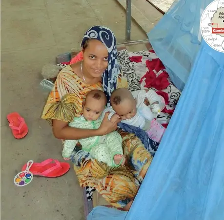  ??  ?? Con i figli Una donna vicino alla sua tenda nel campo profughi alle porte di Gambella, in Etiopia: le condizioni igienico-sanitarie sono precarie (Foto Gian Antonio Stella)
