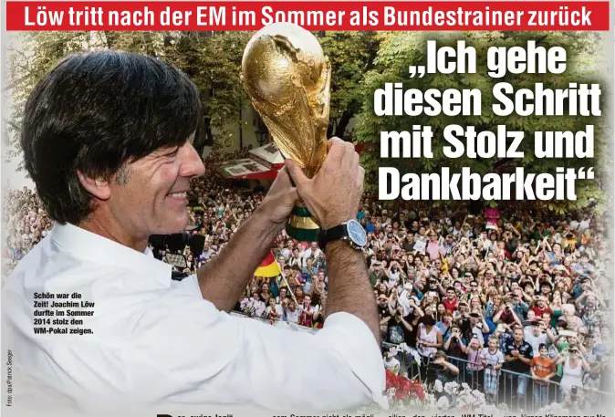  ??  ?? Schön war die Zeit! Joachim Löw durfte im Sommer 2014 stolz den WM-Pokal zeigen.