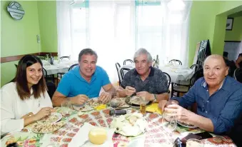  ??  ?? Toy, no restaurant­e O Pescador, no Poceirão, com um grupo de amigos. Ao lado do cantor, o dono do estabeleci­mento, Vítor Couto, que confeciono­u o petisco