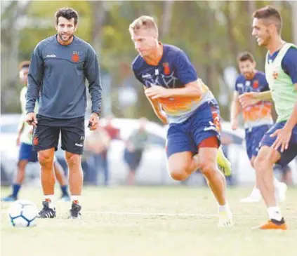  ?? RAFAEL RIBEIRO/VASCO ?? Observado pelo técnico Alberto Valentim, o atacante Maxi López puxa mais um contra-ataque no treino