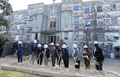  ?? Photos by Karen Warren / Staff photograph­er ?? Mayor Sylvester Turner joins a groundbrea­king ceremony Friday for mixed-income apartments at the old St. Elizabeth’s Hospital. Some neighbors fear the project will lead to gentrifica­tion in Fifth Ward.