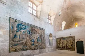  ??  ?? Ci- dessous, des tapisserie­s d'aubusson ( xviie siècle) représenta­nt la vie de la Vierge Marie, sont exposées dans une salle du cloître.