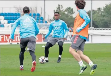  ??  ?? Vinicius, junto a Isco y Odriozola, en el entrenamie­nto de ayer en Valdebebas.