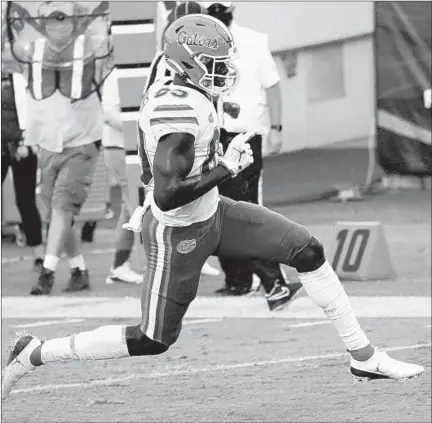  ?? JOHN RAOUX/AP ?? Florida receiver Justin Shorter runs toward the end zone on a 14-yard touchdown reception against Georgia during the first half Saturday.