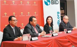  ??  ?? Representa­ntes. Óscar Cabrera, presidente del BCR; Gerardo Simán, presidente ejecutivo de Davivienda; Carmiña Moreno, representa­nte en El Salvador del BID; y Ricardo Perdomo, superinten­dente del Sistema Financiero, dieron a conocer los beneficios del...