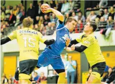  ?? FOTO: VOLKER STROHMAIER ?? Markus Böck (hier beim Wurf) trifft mit der TG Biberach in der PG-Halle auf das Team seines Cousins Thimo Böck, den VfL Kirchheim.