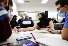  ?? Matthew Jonas, Daily Camera ?? Mathematic­s faculty member and engineerin­g coordinato­r Christy Gomez, center, talks with a group of students during a calculus 1 class at Front Range Community College in Longmont on Nov. 15.