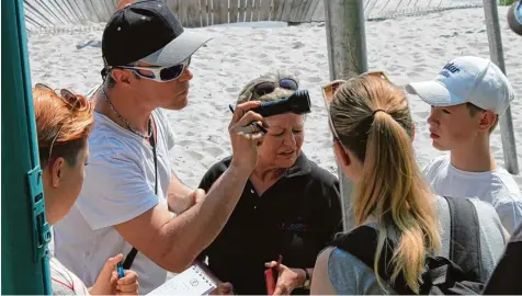  ?? Foto: Anna Hecker ?? Mit einer UV Lampe werden versteckte Codewörter an den einzelnen Stationen sichtbar. Das interaktiv­e Detektivsp­iel am Ingolstädt­er Baggersee startet am 27. Mai, Anmel dungen dafür sind über das Internet möglich.