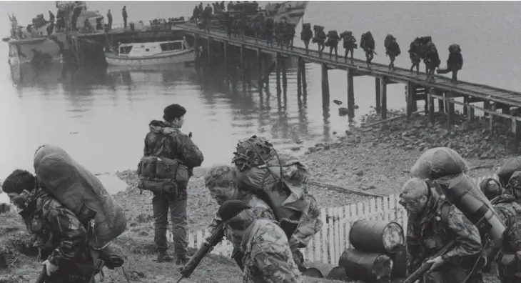  ?? ?? British troops arriving in the Falklands Islands during the Falklands War. (Photo by Fox Photos/Getty Images)