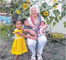  ?? FOTO: KIRCHENPFL­EGE NEULER ?? Schwester Isabel Dietrich mit einigen ihrer Schützling­e. Sie muss rund 80 Kindern die Mutter ersetzen.