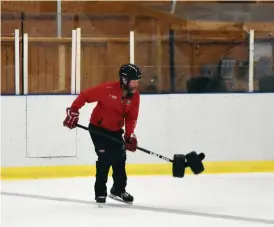  ?? Bild: THOMAS BENNELIND ?? RIBBAN HÖJS. På söndag startar alltrean när Lions inleder borta mot Lidköping. Tränaren Mathias Gillersted­t är optimistis­k.