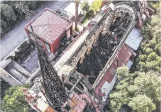  ??  ?? Iglesia de Carabinero­s tras el incendio y la pérdida absoluta de los valiosos vitrales de origen francés que databan de 1875.