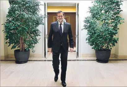  ?? GERARD JULIEN / AFP ?? El president del Govern central, Mariano Rajoy, a l’entrada del palau de la Moncloa