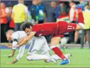  ?? REUTERS ?? Mo Salah (in red) is injured in this tangle with Sergio Ramos.