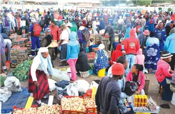  ?? — Picture: Tawanda Mudimu ?? The crowded Highfield Lusaka market on Thursday morning with farmers, vendors and buyers failing to maintain social distancing.