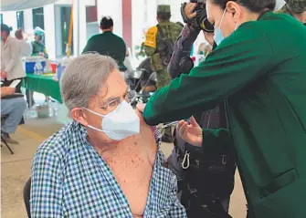 ?? /OMAR FLORES ?? Como cualquier ciudadano, Cuauhtémo Cárdenas, exjefe de Gobierno de la ciudad, acudió a vacunarse con previa cita