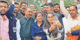  ?? HT PHOTO ?? Chief minister Sukhvinder Singh Sukhu taking photograph­s with students at the Himachal Pradesh Universiy in Summer Hill, Shimla, on Wednesday