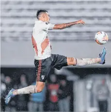  ?? /EFE. ?? El delantero de River Plate, Matías Suárez, quedó atrapado en un cordón sanitario y no podía ir a entrenar.