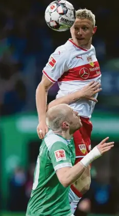  ?? Foto: Witters ?? Man muss wissen, wo die eigenen Kompetenze­n liegen: Torschütze Davy Klaassen spart sich das Kopfballdu­ell mit Andreas Beck.