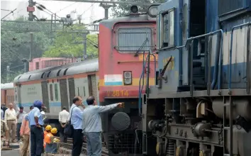  ?? — G.N. JHA ?? Railway officials at the site where the engine of the Ranchi-Delhi Rajdhani Express derailed near Minto Bridge, close to New Delhi railway station, on Thursday.