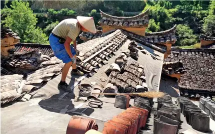  ?? MUSEUM) (SONGYANG ?? Tiles are laid on the roof of an old house in Lizhuang Village, Songyang County, Lishui City, Zhejiang Province