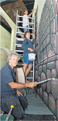  ?? FOTO: GERD MÄGERLE ?? Hermann Maier (von unten) arbeitet mit Uschi Sikezsdy und Karla Gehring am Bühnenbild für die Oper „Fidelio“in Biberach.