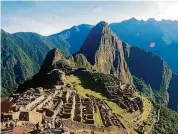  ??  ?? Die von den Inkas gegründete Stadt Machu Picchu liegt hoch in den peruanisch­en Anden über dem Tal des Río Urubamba.