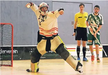  ?? FOTO: MAXIMILIAN SCHÜTZEICH­EL ?? Eine verlässlic­he Größe im Kasten der DJK Holzbüttge­n: Torhüter Jan Saurbier war im Play-off-Heimspiel gegen Bremen nicht nur ein sicherer Rückhalt, sondern er machte sich auch um die schnelle Spieleröff­nung verdient.