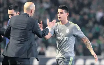  ??  ?? EL FRANCÉS. Zidane prefirió utilizar a Lucas Vázquez o Isco antes que a James durante la 2015-16.