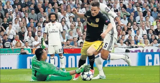  ??  ?? MANO SALVADORA. Navas se congració con el Bernabéu salvando este mano a mano a Gameiro en el minuto 17, con 1-0 en el marcador.