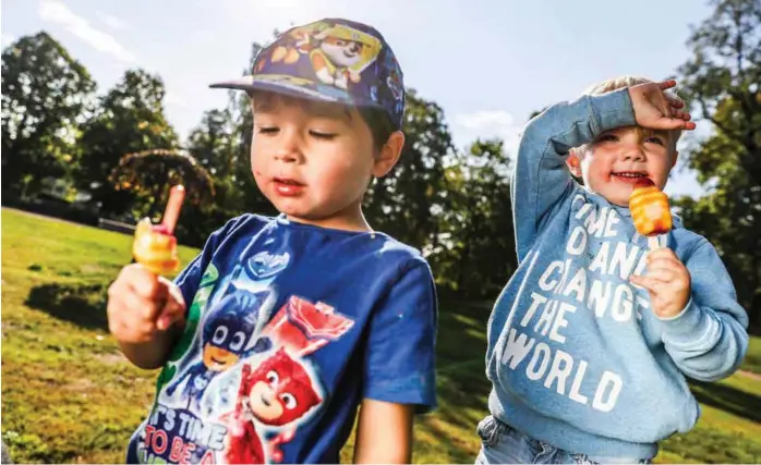  ?? FOTO: STEIN BJØRGE ?? Sommeren fortsetter for Lucas Detlefsen Ryther (4) og Gustav Daub (3), som har fått is av snille besteforel­dre i Frognerpar­ken.