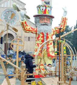  ??  ?? La novità I giochi di legno e la statua del Papà del Gnoco in piazza San Zeno