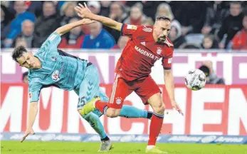  ?? FOTO: DPA ?? Bei Bayern läuft nicht viel zusammen, Altmeister Franck Ribéry (re./mit Robin Koch) blieb ebenfalls blass.