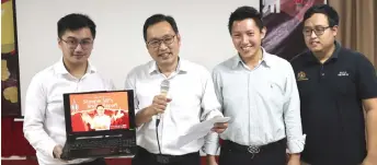  ?? ?? Chong delivers his report during the press conference at the DAP Sarawak headquarte­rs in Kuching. With him are (from left) his assistants Soo Tien Ren and Sim Kiat Leng, as well as DAP Socialist Youth organising secretary Anthony Chin.