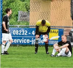  ?? Foto: Christian Kruppe ?? Ratlosigke­it herrschte bei den Spielern des ASV Hiltenfing­en nach der 3:4 Heimnie derlage gegen den TSV Königsbrun­n.