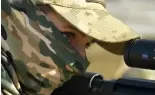  ?? ?? Une soldate de l'armée ukrainienn­e lors d'un entraîneme­nt militaire dans le centre du pays.