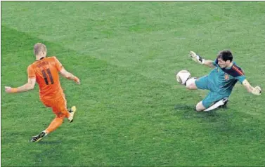  ??  ?? SAN ÍKER. Casillas paró un balón de gol en la final del Mundial 2010, luego llegaría el gol de Iniesta.