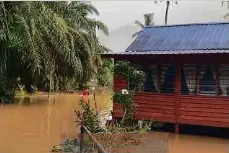  ?? - Gambar IHSAN APM RAUB ?? KEADAAN paras air yang naik di halaman dua buah kampung di Raub.