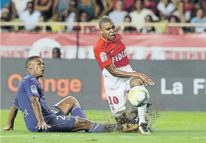  ?? FOTO: EFE ?? Mbappé, jugando contra el Toulouse El futuro del joven delantero francés, aún en el aire