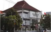  ?? FRIZAL/JAWA POS ?? TENGAH BERSIAP: Gedung KPU Surabaya di Jalan Adityawarm­an. Karena pandemi, perlu ada penambahan tata laksana agar sesuai dengan protokol kesehatan.