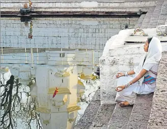  ?? GAYATRI JAYARAMAN /HT PHOTO ?? ■ A woman meditates at the Amarkantak source of Narmada river that runs through 47 districts, 1,003 villages, hosts 290 temples, 263 ashrams and 161 dharamshal­as on its banks.