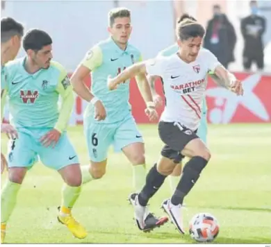  ??  ?? Pedro Ortiz avanza con el balón en el duelo ante el Recreativo Granada.