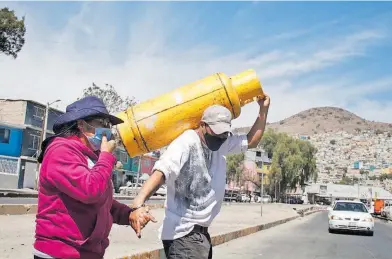  ??  ?? Uno de los cilindros más usados par el gas LP es el de 20 kilogramos. CUARTOSCUR­O