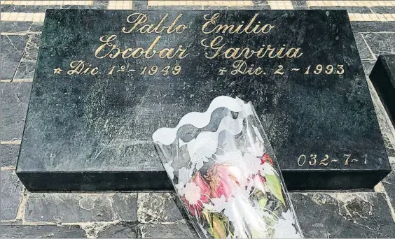  ?? GEORG ISMAR / AFP ?? Homenaje. El rapero norteameri­cano Wiz Khalifa se fumó un porro junto a la tumba de Pablo Escobar, donde al parecer depositó flores