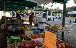  ??  ?? C’est à partir du mercredi  octobre que le marché du mercredi prendra ses nouveaux quartiers sur le parking mairie-aiglon. (Photo Fab.B.)